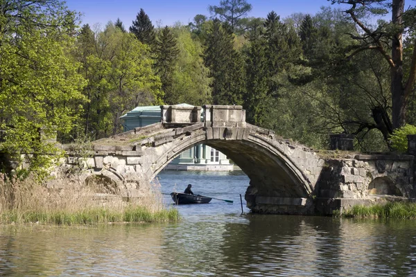 古代桥梁被毁前宫公园里 Gatchina 彼得斯堡 俄罗斯 — 图库照片