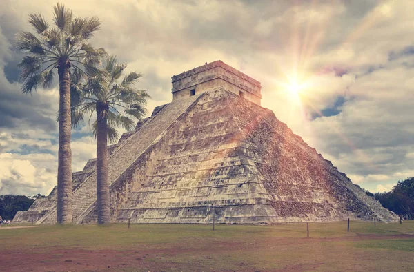 Berühmte Castillo Pyramide Der Kukulkan Tempel Gefiederte Schlangenpyramide Der Maya lizenzfreie Stockbilder