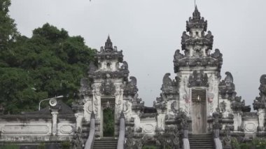 Güzel yaz güneşli bir gün, Bali Endonezya tapınakta Lempuyang adımda