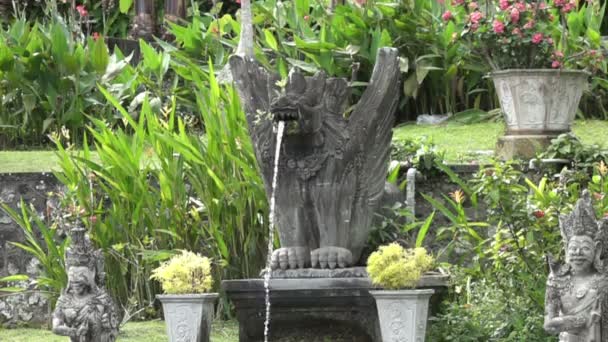 Νερό παλάτι του Tirta Gangga. Ορόσημα σε Καρανγκασέμ Μπαλί, Ινδονησία — Αρχείο Βίντεο