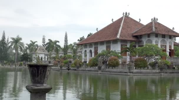 Taman Ujung νερό παλάτι, το οποίο βρίσκεται κοντά στον ωκεανό και διακοσμημένο με όμορφο τροπικό κήπο, Μπαλί, Ινδονησία — Αρχείο Βίντεο