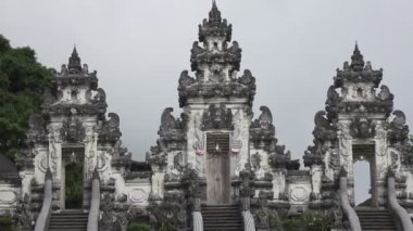 Güzel yaz güneşli bir gün, Bali Endonezya tapınakta Lempuyang adımda