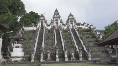 Güzel yaz güneşli bir gün, Bali Endonezya tapınakta Lempuyang adımda