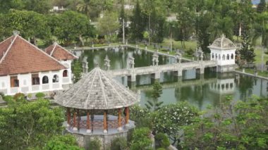 Okyanus kıyısındaki Taman Ujung su sarayı güzel bir tropikal bahçe olan Bali, Endonezya ile süslenmiştir.
