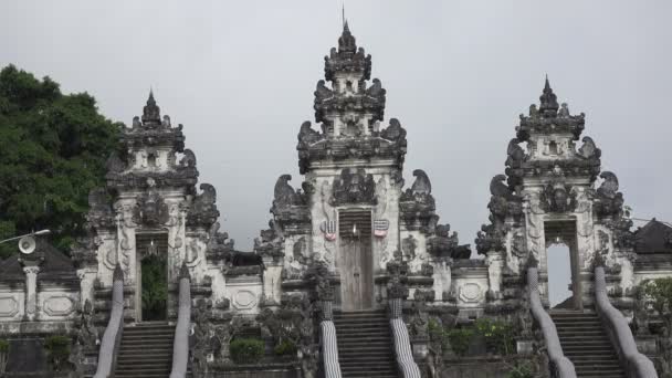 Mooie stappen in Lempuyang tempel in zonnige zomerdag, Bali Indonesië — Stockvideo