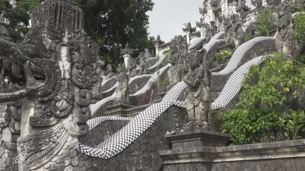 Hermosos pasos en el templo de Lempuyang en verano día soleado, Bali Indonesia — Vídeo de stock