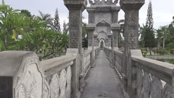 Taman Ujung palazzo dell'acqua, che si trova vicino all'oceano e decorato da un bellissimo giardino tropicale, Bali, Indonesia — Video Stock