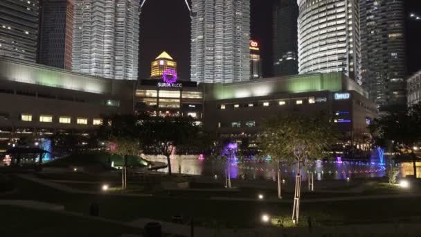 KUALA LUMPUR, MALAYSIA- OUTUBRO 12, 2016: Petronas torres gêmeas na noite Kuala Lumpur Malásia — Vídeo de Stock
