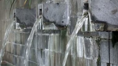 Su akıntısı havuza, Bali, Endonezya akıyor