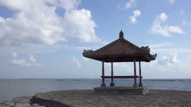 Традиционная балийская беседка на берегу тропического пляжа — стоковое видео