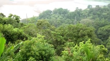 Göller Tamblingan gözlem güvertesinde. Bali. Endonezya.