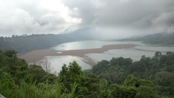 Le pont d'observation sur les lacs Tamblingan. Bali. Indonésie . — Video