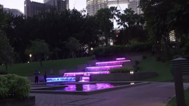 KUALA LUMPUR, MALAYSIA- 12 DE OCTUBRE DE 2016: Torres gemelas Petronas en la noche Kuala Lumpur Malasia — Vídeo de stock