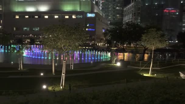 KUALA LUMPUR, MALAYSIA- OCTOBER 12, 2016 : Petronas twin towers in night Kuala Lumpur Malaysia — Stok video