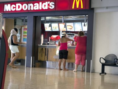 Polinesia-Haziran 16: insanlar havaalanında Mcdonalds yiyecek 17 Haziran 2011 tarihinde Polinezya satın