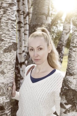 Genç kadının yanına park erken baharda bir huş