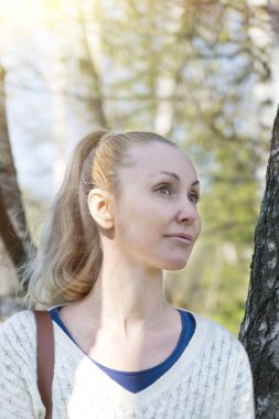 Genç kadının yanına park erken baharda bir huş