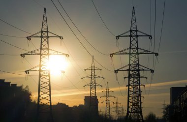 Endüstriyel manzara. Güç hattı üzerinden günbatımı