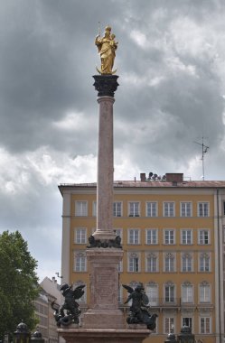 Altın Meryem Ana merkezi kare Marienplatz Münih, Almanya üzerinde