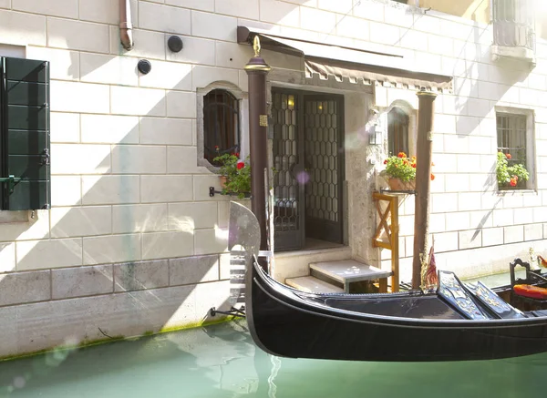 Gondola Nel Canale Passi Casa Giornata Sole Lucente — Foto Stock