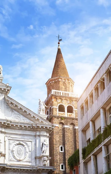 Rode Toren Een Kathedraal Smalle Straat Venetië Ital — Stockfoto