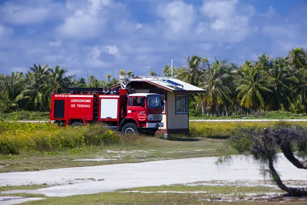 Polinesia June Fire Engine Take Field Small Tropical Islan — Stock Photo, Image