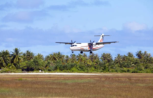 Полинезия Июня Винтовые Самолеты Atr Air Tahiti Совершает Посадку Небольшой — стоковое фото