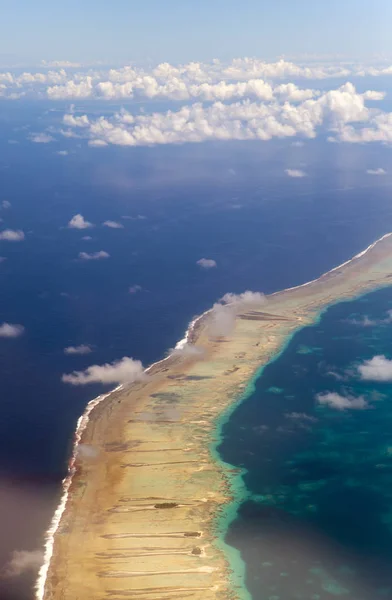 Polinézia Atoll Óceánban Felhők Között Légi Felvétel — Stock Fotó
