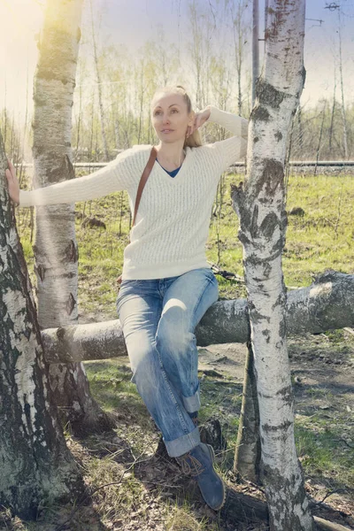 Young Woman Sits Trunk Tumbled Birch Tonin — Stock Photo, Image