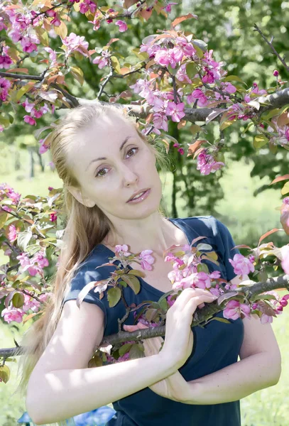 Mladá Atraktivní Žena Stojící Poblíž Kvetoucí Crimson Apple Tre — Stock fotografie