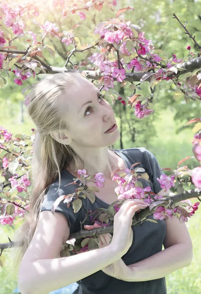 Ung Attraktiv Kvinna Stående Nära Blommande Crimson Äppelträdet Toning — Stockfoto