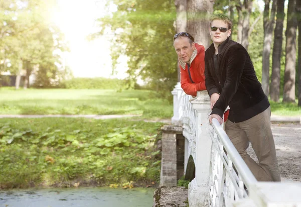 Padre Con Hijo Adulto Parque Puente — Foto de Stock