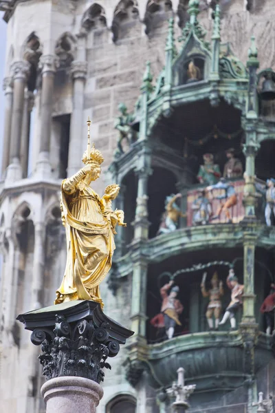 德国慕尼黑玛利亚广场的玛丽 Mariensaule 的金色雕像和市政厅的跳舞娃娃 — 图库照片