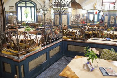 Münih, Almanya - 29 Mayıs 2012: Münih restoranda yerel halk ve turistler arasında popüler