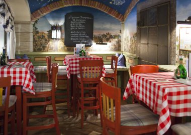 Münih, Almanya - 29 Mayıs 2012: Münih restoranda yerel halk ve turistler arasında popüler