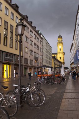 Münih, Almanya - 29 Mayıs 2012: bisiklet ile görünüm o sokak Theatinerstrasse