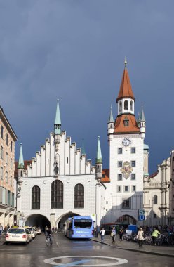 Münih, Almanya - 29 Mayıs 2012: Eski belediye Münih merkezindeki Meydanı ve bina 15. yüzyıl. Münih, Almanya.