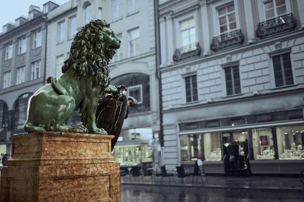 Статуя Баварского Льва Мюнхене Alte Residence Palace Odeonplatz Old Town — стоковое фото