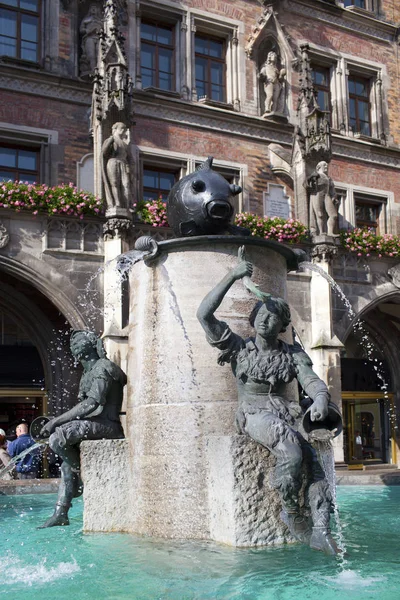 Fischbrunnen Und Die Plastiken Auf Dem Marienplatz München — Stockfoto