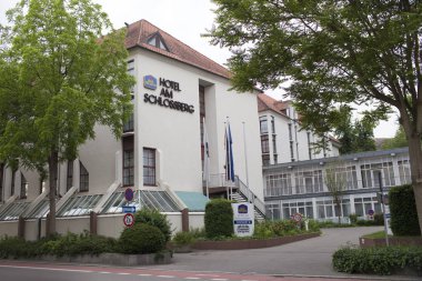 Almanya - 29 Mayıs 2012: Best Western Hotel Am Schlossberg - merkezi bir konumda bulunan tarihi Hoelderlin şehir Nurtinge içinde