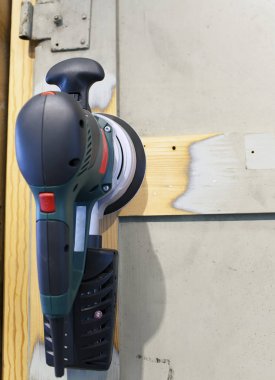 Eksantrik değirmeni ahşap yüzeyde çalışır