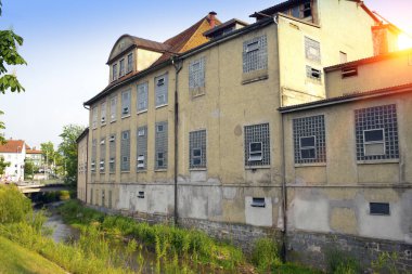 Eski romantik dilapidate ev ve Bahçe stil Idyllic Almanca olarak yerleştirir
