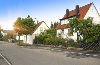 Bavaria, Almanya için küçük şehrin sokakta güzel geleneksel evler
