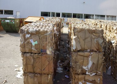 karton ambalajlar üzerinde bir dökümü yığınları Paketli işlemleri için