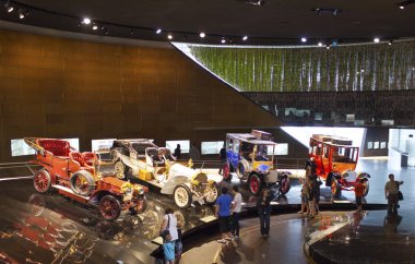 Stuttgart, Almanya - 31 Mayıs 2012: eski model araba, Mercedes Müzesi sergi