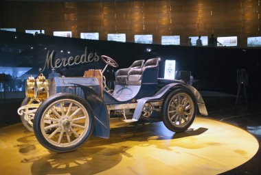 Stuttgart, Almanya - 31 Mayıs 2012: eski model araba, Mercedes Müzesi sergi