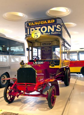 Stuttgart, Almanya - 31 Mayıs 2012: eski model araba, Mercedes Müzesi sergi