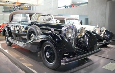 Stuttgart, Almanya - 31 Mayıs 2012: eski model araba, Mercedes Müzesi sergi