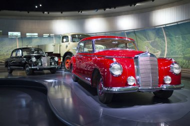 Stuttgart, Almanya - 31 Mayıs 2012: eski model araba, Mercedes Müzesi sergi