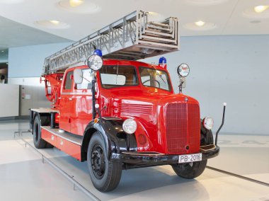 Stuttgart, Almanya - 31 Mayıs 2012: vintage yangın truckat Mercedes Müzesi sergi